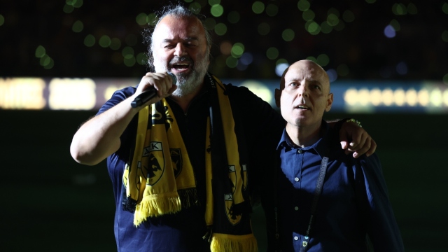 Μάριος Ηλιόπουλος: Έπιασε μικρόφωνο στη φιέστα της ΑΕΚ - Ποιο τραγούδι ερμήνευσε! (βίντεο)