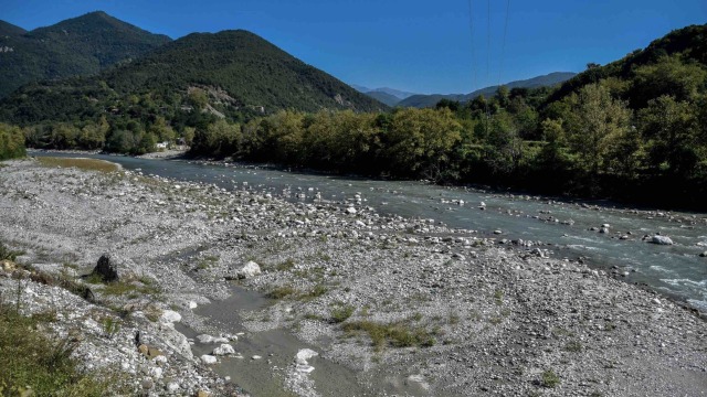 Άραχθος: Δύο 13χρονοι εγκλωβίστηκαν ενώ έπαιζαν - Ανέβηκε η στάθμη του ποταμού και το νερό βάθυνε απότομα - Κινητοποίηση από την Πυροσβεστική