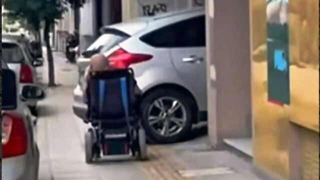 Ιωάννινα: Αυτοκίνητο παρκαρισμένο σε πεζοδρόμιο μπλοκάρει άνδρα σε αμαξίδιο (Βίντεο)