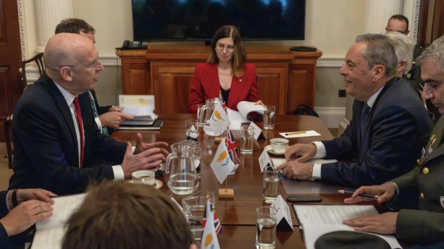Στην Βρετανία ο υπουργός Άμυνας της Κύπρου: 