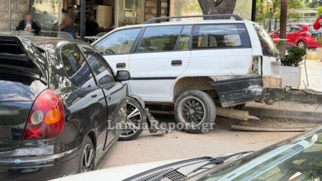 Τροχαίο ατύχημα στη Λαμία: Αυτοκίνητο συγκρούστηκε με παρκαρισμένο όχημα (Εικόνες  Βίντεο)