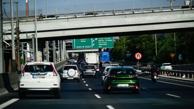 Τραγωδία στην Αττική Οδό: Πώς έγινε το θανατηφόρο τροχαίο με τον μοτοσικλετιστή που χτύπησε σε περιπολικό και κατέληξε σε φορτηγό
