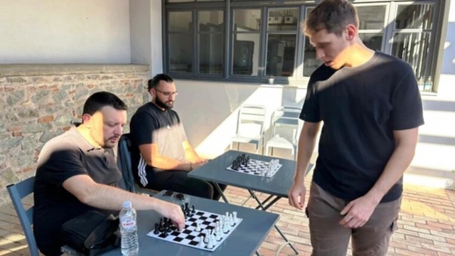 Σκάκι: Ο Έλληνας grandmaster Ευγένιος Ιωαννίδης μάγεψε το κοινό παίζοντας ταυτόχρονα με 10 αντιπάλους (Βίντεο)
