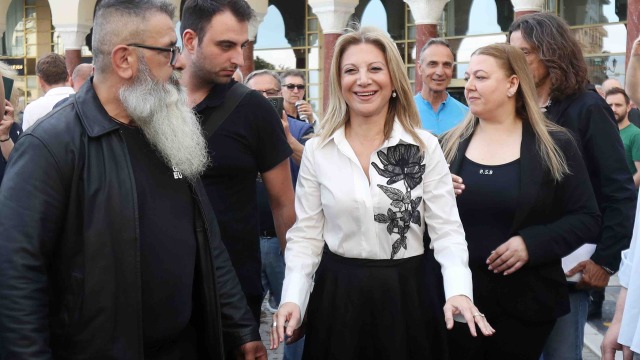 Με φόρεμα του Βασίλη Ζούλια η Μαρία Καρυστιανού στην παρουσίαση του κόμματός της στο Ολύμπιον - Το μαύρο τριαντάφυλλο και ο συμβολισμός του