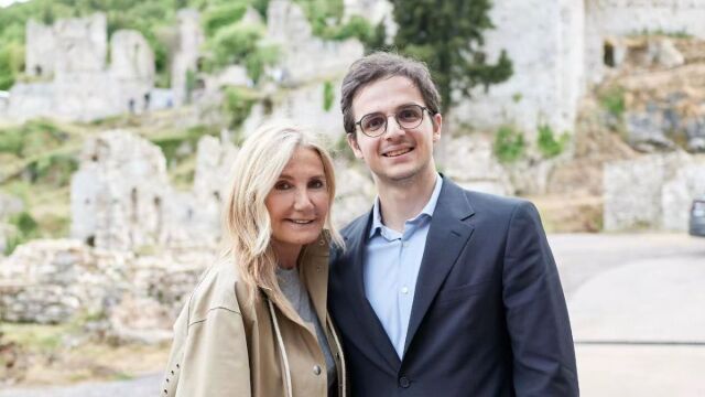 Η Μαρέβα Μητσοτάκη στο Μυστρά με τον εορτάζοντα γιο της, Κωνσταντίνο (Εικόνα)