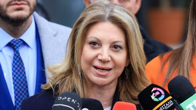 Η συμπόρευση Καρυστιανού και Νίκης με την ευλογία από καλογέρους, η πρόβα στην ομιλία της, οι φυτευτοί και η εμπιστοσύνη που δεν υπάρχει...