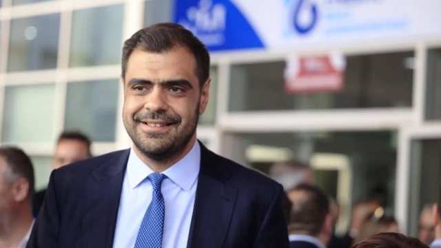 Παύλος Μαρινάκης: Έβγαλε τη γραβάτα, έπιασε την 