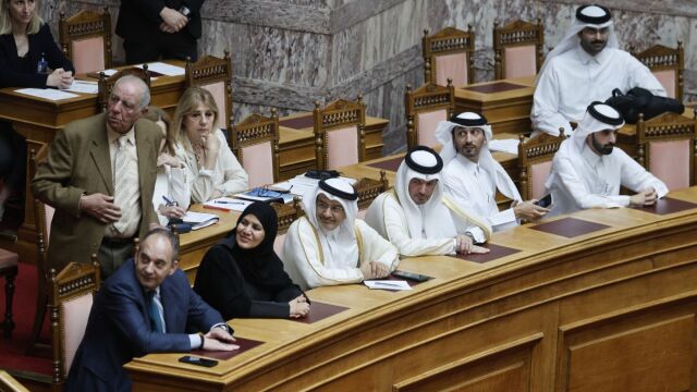 Καταριανοί με κελεμπίες εμφανίστηκαν στη Βουλή και τράβηξαν τα βλέμματα - Ποιοι ήταν (Εικόνες)