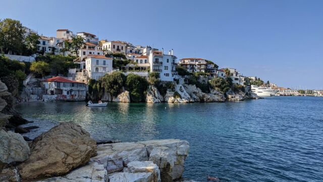 Σκιάθος: Τουρίστρια έπεσε από ύψος 2 μέτρων και τραυματίστηκε σοβαρά - Νοσηλεύεται με κατάγματα στο νοσοκομείο Βόλου