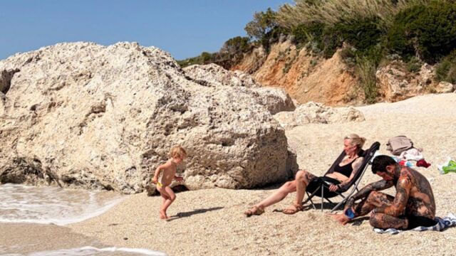 Οικογένεια από τη Βρετανία μετακόμισε μόνιμα στη Λευκάδα: 