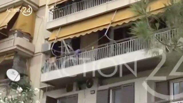 Νέο Φάληρο: 70χρονη γυναίκα έπεσε στο κενό από τρίτο όροφο πολυκατοικίας, ενώ καθάριζε το μπαλκόνι της (Βίντεο)