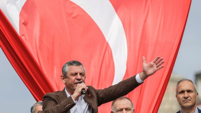 Τουρκία: Το CHP προσέφυγε στο Συμβούλιο της Επικρατείας κατά της απομάκρυνσης του Οζγκιούρ Οζέλ