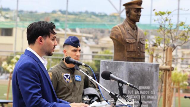 Κώστας Ηλιάκης: Ράγισαν καρδιές στα αποκαλυπτήρια της προτομής του, 20 χρόνια μετά τον θάνατό του: - 