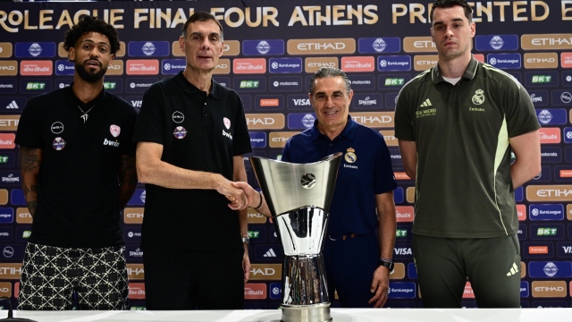 Ολυμπιακός - Ρεάλ Μαδρίτης: Τα... πειράγματα Μπαρτζώκα - Σκαριόλο μπροστά στο τρόπαιο της Euroleague - Δείτε βίντεο του parapolitika.gr
