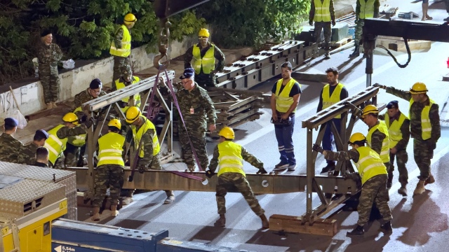 Νέα Φιλαδέλφεια: Οι Ένοπλες Δυνάμεις τοποθέτησαν πεζογέφυρα από υλικό Bailey (Εικόνες)