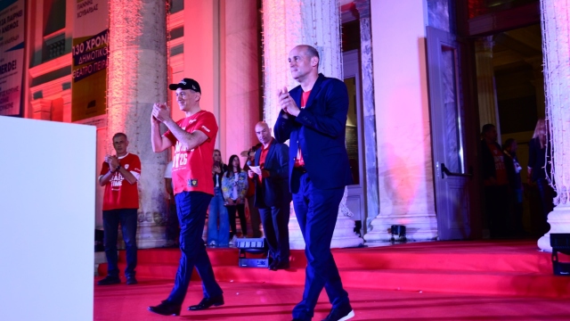 Tα αδέλφια Αγγελόπουλοι στην φιέστα στον Πειραία: 