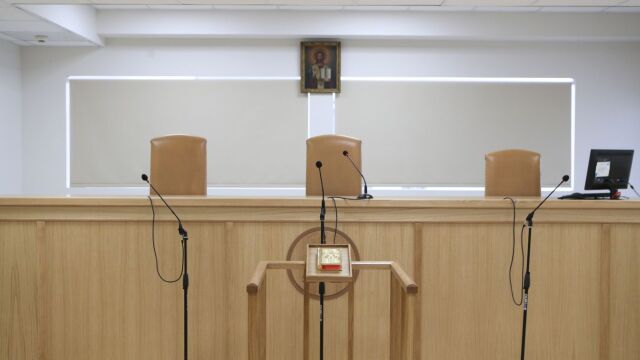Ρόδος: Αναψυκτικό και όχι αλκοόλ υποστηρίζουν ότι έδωσαν στον 14χρονο παππούς και πατριός - Αναβλήθηκε η δίκη