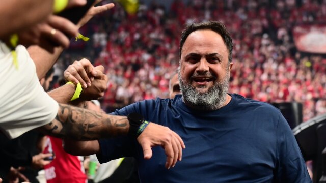 Βαγγέλης Μαρινάκης: Ο χαιρετισμός του Γιώργου Μπαρτζώκα μετά την κατάκτηση της Euroleague και η αποθέωση από τους φίλους του Ολυμπιακού