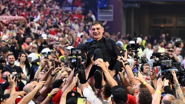 Ολυμπιακός: Οι παίκτες σήκωσαν στον αέρα τον Γιώργο Μπαρτζώκα μετά την κατάκτηση της Euroleague (Βίντεο)