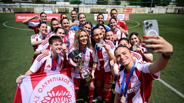 Ολυμπιακός: Τα κορίτσια της πρωταθλήτριας ποδοσφαιρικής ομάδας γυναικών στην κάμερα του parapolitika.gr (Βίντεο)