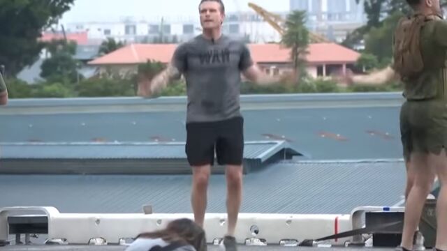 Πιτ Χέγκσεθ: Έκανε σκληρή γυμναστική μαζί με τους πεζοναύτες πάνω στο πολεμικό πλοίο USS Boxer (Βίντεο)