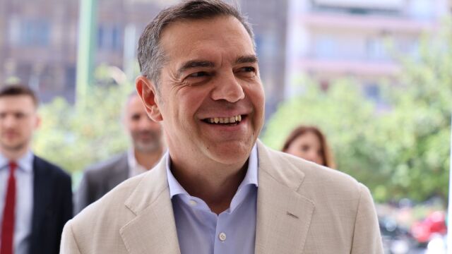 Ο Τσίπρας προκαλεί ταραχή στο ΠΑΣΟΚ: Οι δημοσκοπήσεις, οι αιχμές και η νευρικότητα στη Χαριλάου Τρικούπη