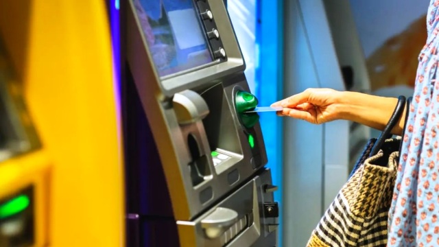 Μπαράζ πληρωμών σε ανέργους, μητέρες και συνταξιούχους έως τις 5 Ιουνίου