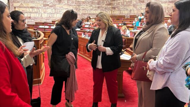 Συρεγγέλα: Υποδέχθηκε για ακρόαση στη Βουλή Αφγανές γυναίκες που βρήκαν καταφύγιο στην Ελλάδα το 2021 - Σαφές μήνυμα προς τη διεθνή κοινότητα (Εικόνες)