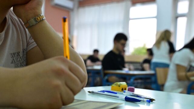 Πανελλήνιες: Αυτά είναι τα θέματα που έπεσαν στη Νεοελληνική Γλώσσα και Λογοτεχνία (Εικόνες)