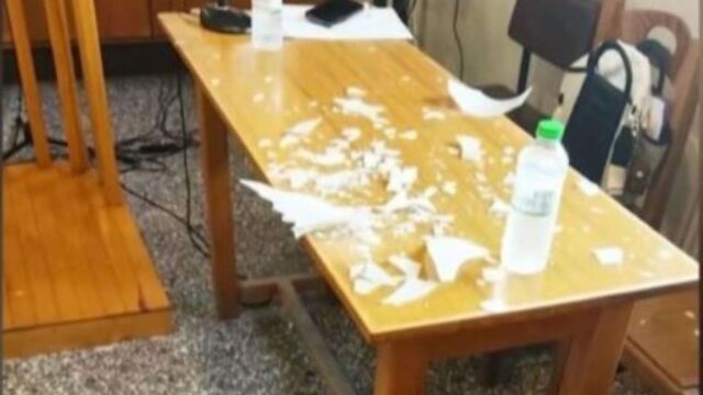 Βέροια: Πολυέλαιος ξεκόλλησε από το ταβάνι και έπεσε στο κεφάλι δικηγόρου μέσα στο Πρωτοδικείο Νάουσας - 