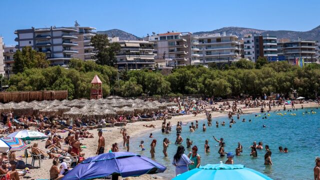 Γεμάτες κόσμο οι παραλίες της Αττικής: Για μπάνιο όσοι δεν έφυγαν το τριήμερο του Αγίου Πνεύματος - 