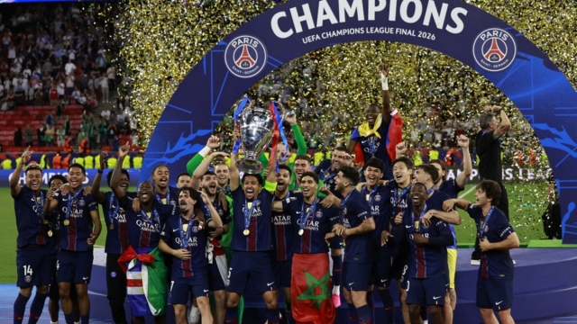 Champions League: Σήκωσαν την κούπα στον... ουρανό της Βουδαπέστης οι πάικτες της Παρί Σεν Ζερμέν (Βίντεο)