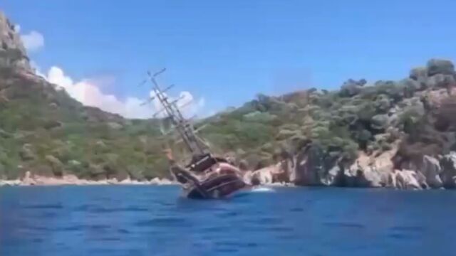 Τουρκία: Βυθίστηκε τουριστικό πλοίο με 148 επιβάτες ανοιχτά της Μαρμαρίδας - Βούτηξαν στη θάλασσα για να σωθούν (Βίντεο)