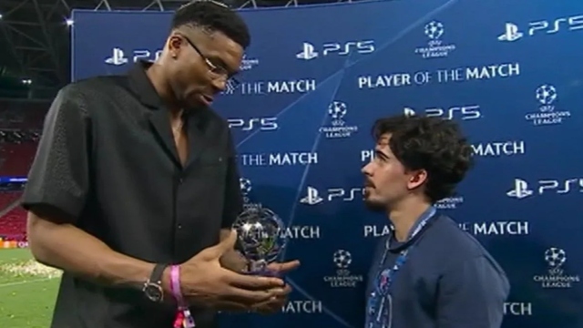 Champions League: Το βραβείο του MVP στον Βιτίνια... δια χειρός Γιάννη Αντετοκούνμπο (Βίντεο)