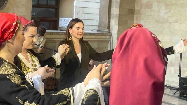 Η Όλγα Κεφαλογιάννη χόρεψε Συρτό στην Λότζια: Η Κρήτη μπορεί να κερδίσει το στοίχημα του 12μηνου τουρισμού (Βίντεο)