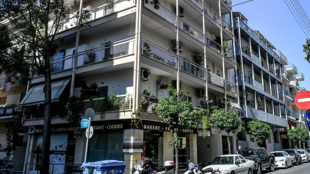 Γυναικοκτονία στην Καλαμάτα: Άγριες κραυγές ξεσήκωσαν τη γειτονιά - Τοποθέτησε το μαχαίρι στο χέρι του θύματος ο δράστης, μετά το φονικό (Εικόνες & Βίντεο)