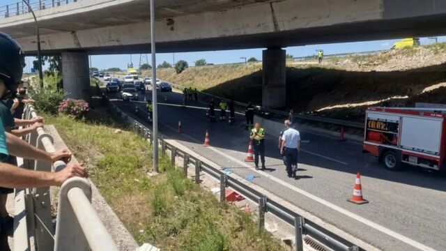 Πάτρα: Πού στρέφονται οι έρευνες των Αρχών για το σοκαριστικό τροχαίο με θύματα τον 17χρονο Ηλία και τον πατέρα του - Πένθος για την τοπική κοινωνία, αφήνουν λουλούδια στο σημείο της τραγωδίας (Εικόνες & Βίντεο)