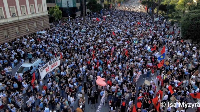 Αλβανία: Μαζικές διαδηλώσεις κατά του τουριστικού έργου του Κούσνερ -  Η Αλβανία δεν πωλείται (Βίντεο)