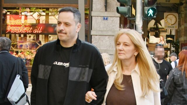 Ποια είναι η σύντροφος του Αλέξανδρου Τσουβέλα, Ευαγγελία Καρύδη; Γλύπτρια διεθνούς φήμης με βαρύ βιογραφικό