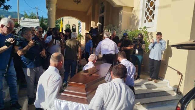 Γυναικοκτονία στην Καλαμάτα: Σε κλίμα οδύνης η κηδεία της 39χρονης Βασιλικής (Εικόνες)