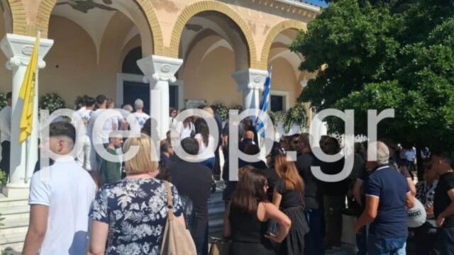 Πάτρα: Σπαραγμός στο τελευταίο αντίο σε πατέρα και γιο που σκοτώθηκαν σε τροχαίο (Εικόνες)
