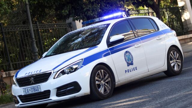 Σκηνές θρίλερ στην Καλλιθέα: Ένοικος πολυκατοικίας επιτέθηκε με ρόπαλο σε διαρρήκτες - Στο νοσοκομείο ο ένας, χειροπέδες σε όλους