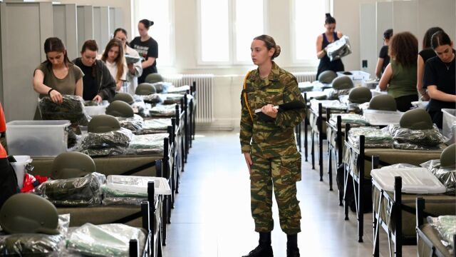 Ιστορική μέρα για τις Ένοπλες Δυνάμεις: Παρουσιάστηκαν οι πρώτες γυναίκες που θα υπηρετήσουν ως εθελόντριες στον Στρατό (Εικόνες & Βίντεο)