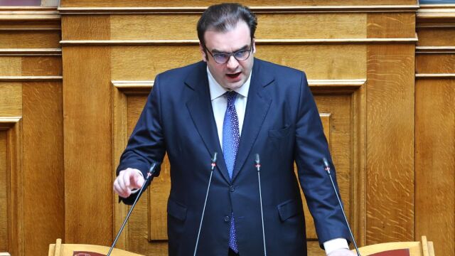 Αυξάνεται το ακατάσχετο στους τραπεζικούς λογαριασμούς στα 1.600 ευρώ - Τι ανακοίνωσε ο Πιερρακάκης