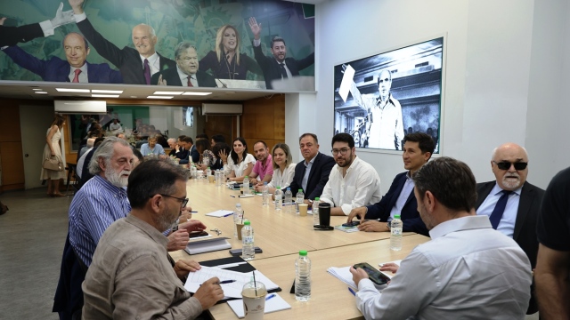 Πολιτικό Συμβούλιο ΠΑΣΟΚ: Οι αποφάσεις, τα εκατέρωθεν καρφιά και η νέα κυβερνητική ομάδα κρούσης