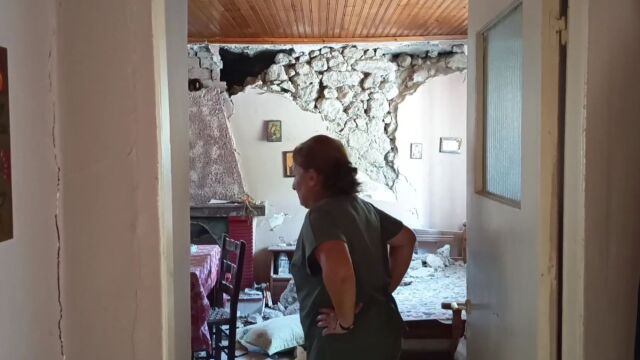 Σεισμοί στην Εύβοια: Πλάνα από τις σοβαρές ζημιές στα σπίτια