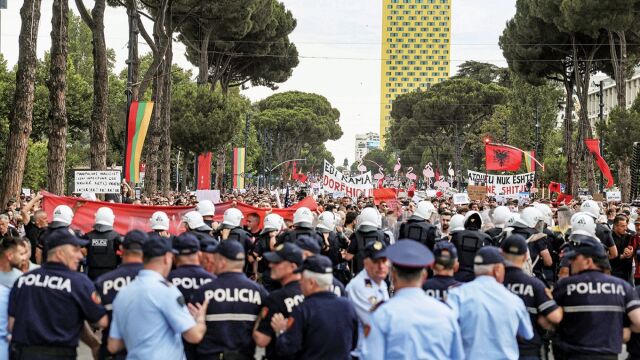 Αλβανία: Προβληµατισµοί, εντάσεις και ενστάσεις για την επέν