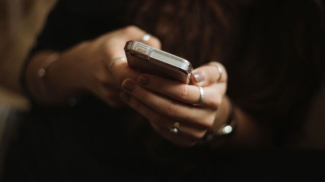Voucher για smartphone: Πού αποσκοπεί το πρόγραμμα, ποιοι το