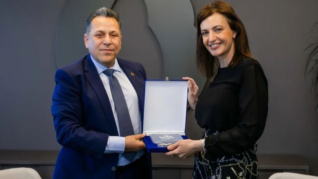 H CrediaBank στηρίζει το έργο του ΕΚΑΒ - Δωρεά ενό