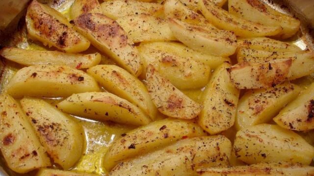Το υλικό που βάζουν οι chefs στις πατάτες φούρνου 